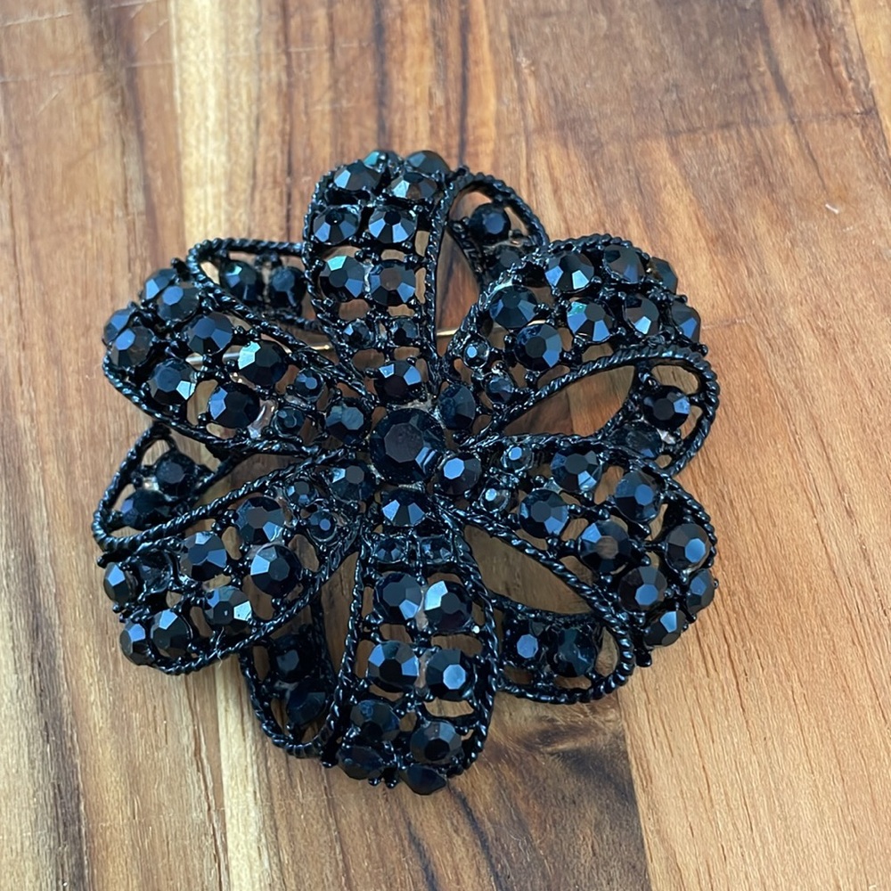 KRAMER rhinestone brooch black vintage